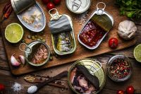 Atum, milho e sardinha: alimentos enlatados fazem mal?