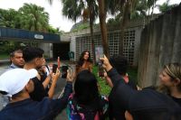 Fora do BBB, Aline Campos posa com fãs na porta da Globo; veja fotos