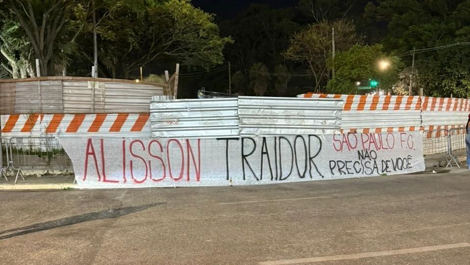Torcida do São Paulo protestou contra Alisson