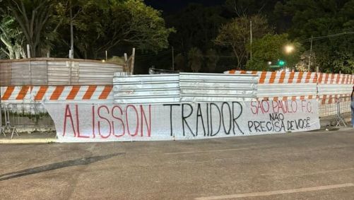Torcida do São Paulo protestou contra Alisson
