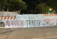 Torcida do São Paulo protesta contra Alisson, após conversa com Corinthians