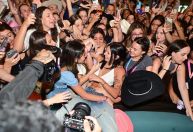 Ana Castela se joga no público em navio temático