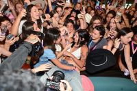 Ana Castela se joga no público em navio temático