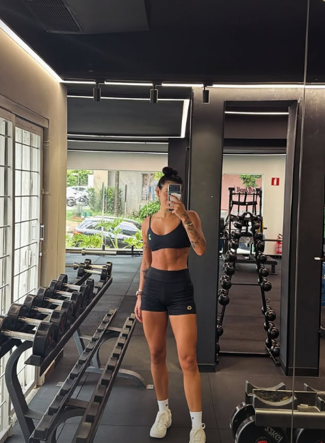 Solteira, Ana Castela exibe shape na academia • Instagram / Ana Castela