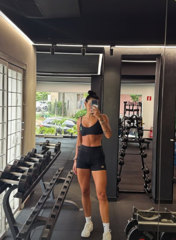 Solteira, Ana Castela exibe shape na academia • Instagram / Ana Castela