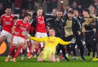 Veja o gol de cabeça do goleiro Trubin, do Benfica, contra o Real Madrid