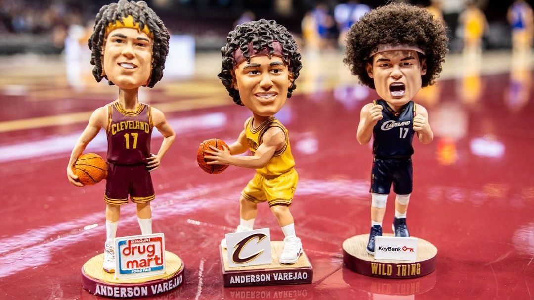 Bonequinhos de Anderson Varejão com a camisa do Cleveland Cavaliers