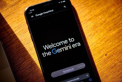 A Apple está firmando uma parceria com o Google para que o modelo de IA Gemini alimente os recursos de inteligência artificial dos iPhones, incluindo uma versão atualizada da Siri com lançamento previsto para o final deste ano.