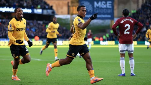 Jhon Arias comemora gol pelo Wolves na Premier League