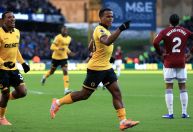 Jhon Arias desencanta, e Wolverhampton vence a primeira na Premier League