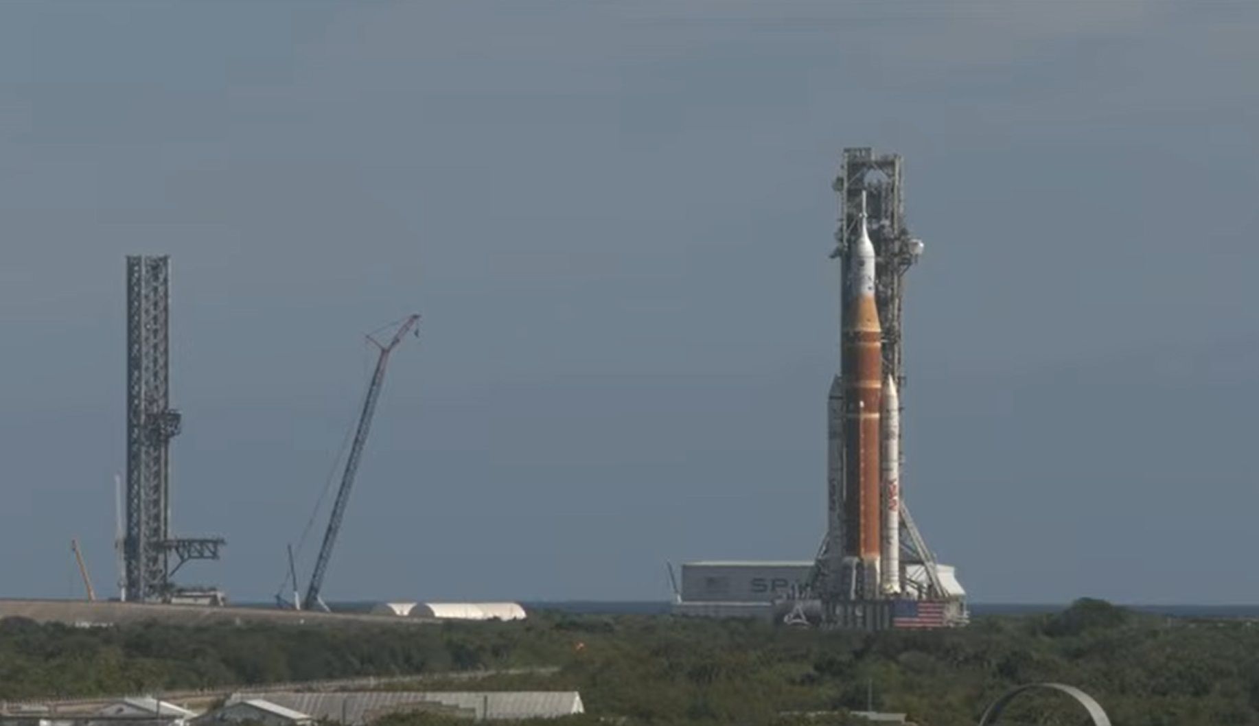 Foguete de 98 metros que transportará astronautas para Lua é levado para base