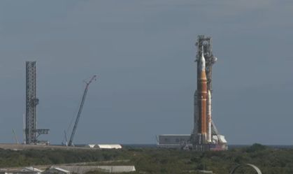 Foguete de 98 m que transportará astronautas para Lua é levado para base