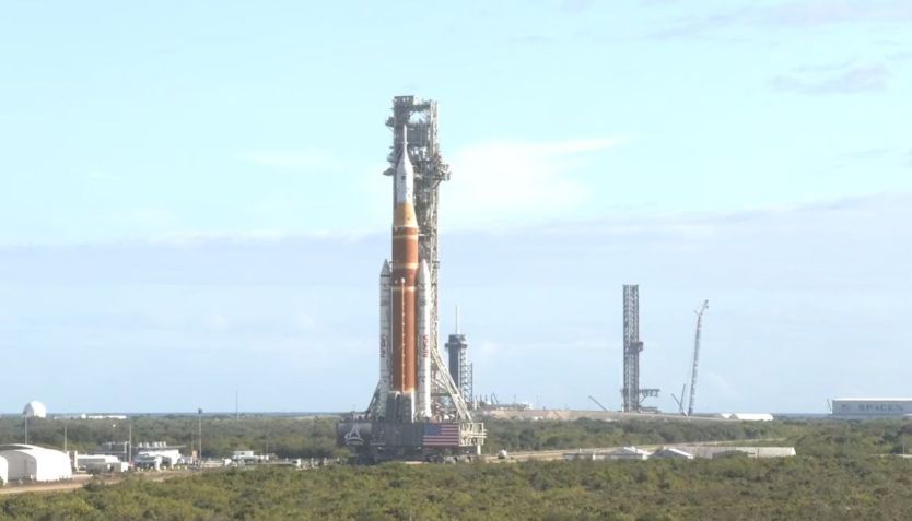 Foguete de 98 metros que transportará astronautas para Lua é levado para base • Nasa