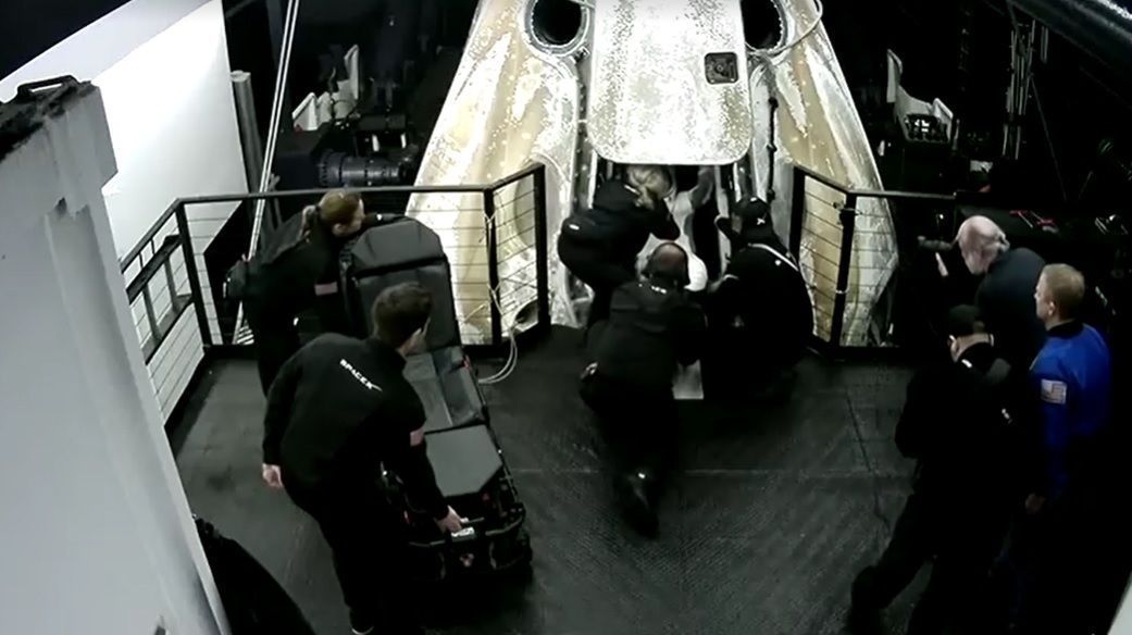 Astronautas da Estação Espacial Internacional voltaram mais cedo pela primeira vez na história por conta de problema médico. Eles retornaram à Terra nesta semana, depois da cápsula da SpaceX pousar no Oceano Pacífico, perto da Califórnia