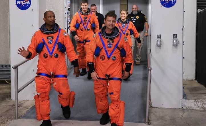 Astronautas e equipes em solo no Centro Espacial Kennedy da NASA, na Flórida, estão treinando para diferentes cenários que podem ocorrer no dia do lançamento • Nasa