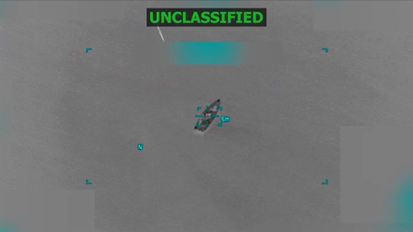 Esta captura de tela, extraída de um vídeo publicado pelo presidente Donald Trump em 14 de outubro de 2025, mostra um barco na costa da Venezuela momentos antes de ser atingido por um ataque militar. Em sua publicação, Trump afirmou que o barco transportava narcóticos e que seis pessoas morreram no ataque • Donald Trump/Truth Social via CNN Newsource