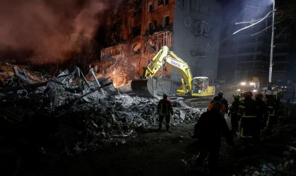 Equipes de resgate trabalham no local de um prédio de apartamentos atingido por um ataque aéreo russo, em Kharkiv