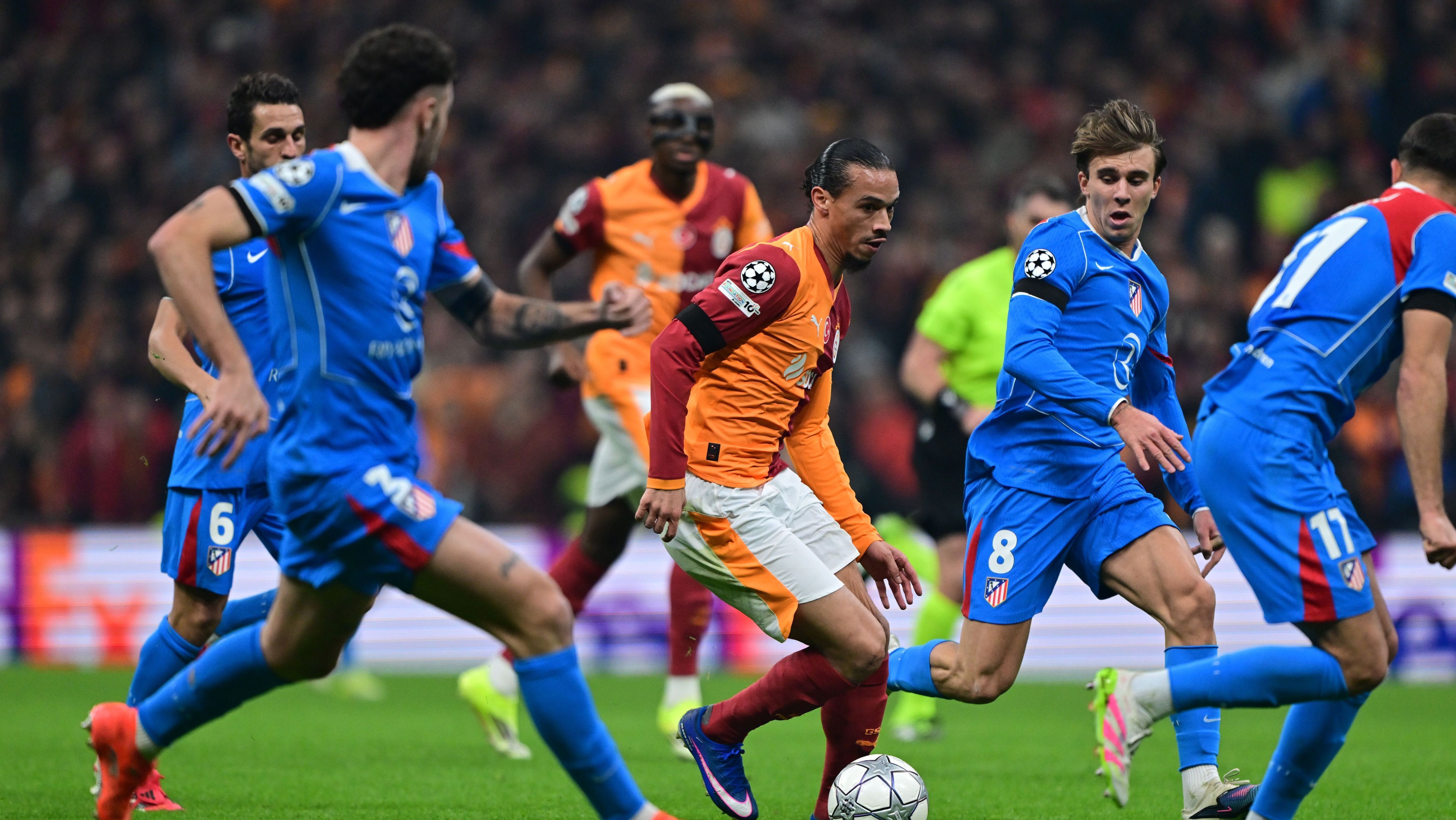Disputa de bola em Galatasaray x Atlético de Madrid, pela Champions League