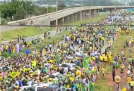 Sob chuva, última etapa de caminhada de Nikolas reúne manifestantes no DF