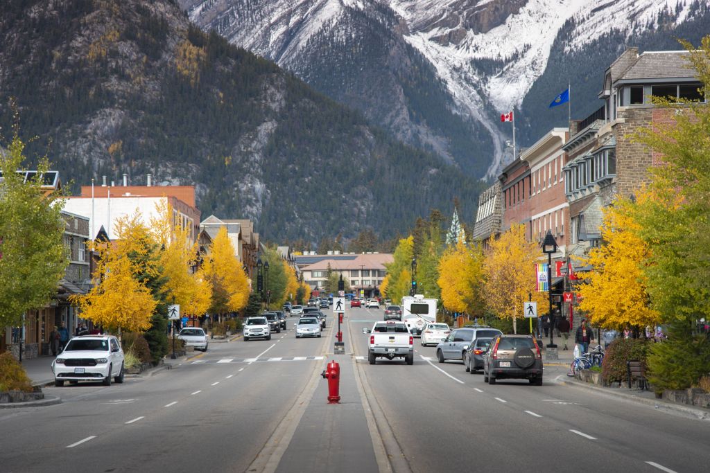 A cidade de Banff no outono em Alberta, Canadá