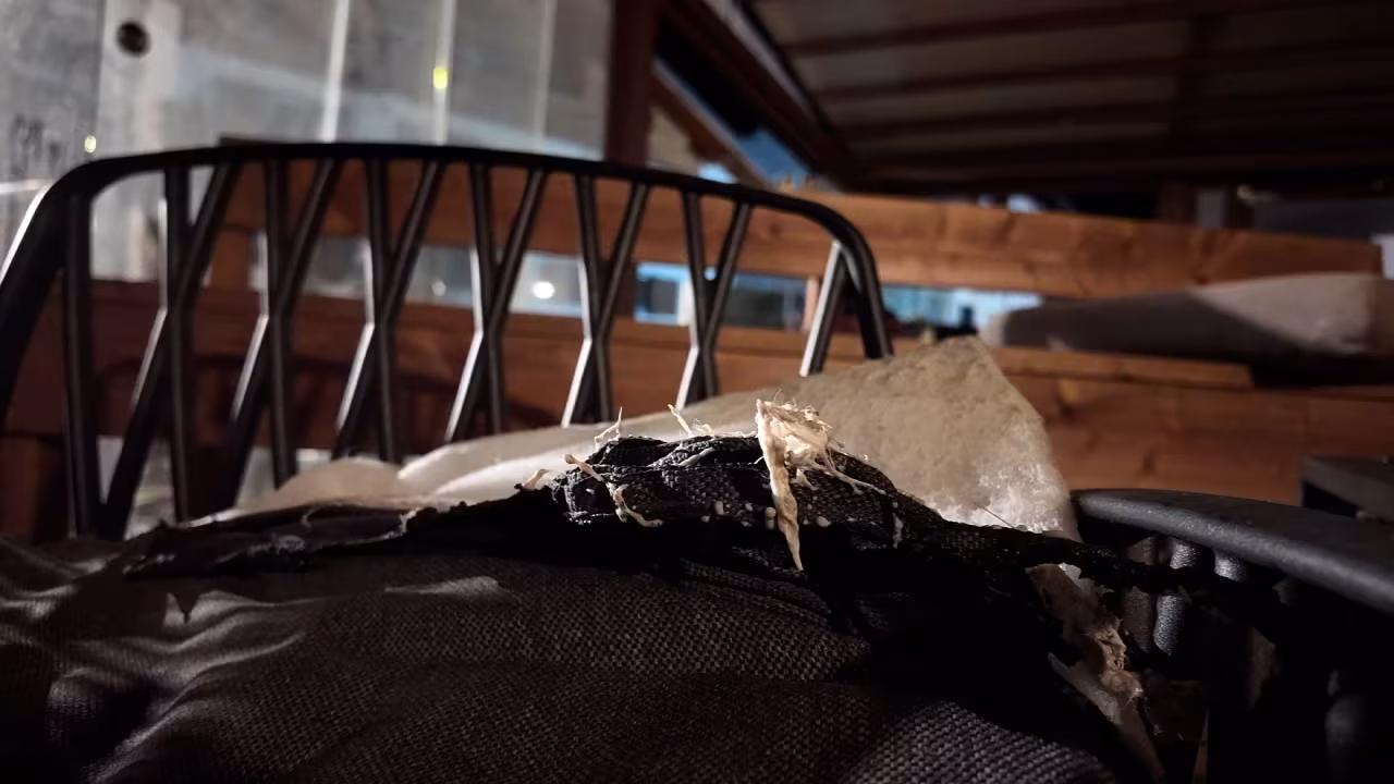 Foto mostra bar após incêndio que matou dezenas de pessoas na Suíça • Polícia Cantonal do Valais