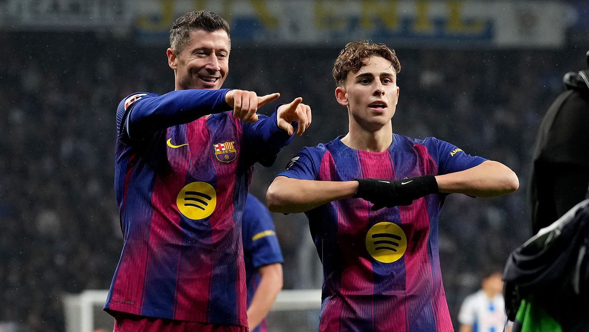 Robert Lewandowski e Fermín López comemoram vitória do Barcelona contra o Espanyol