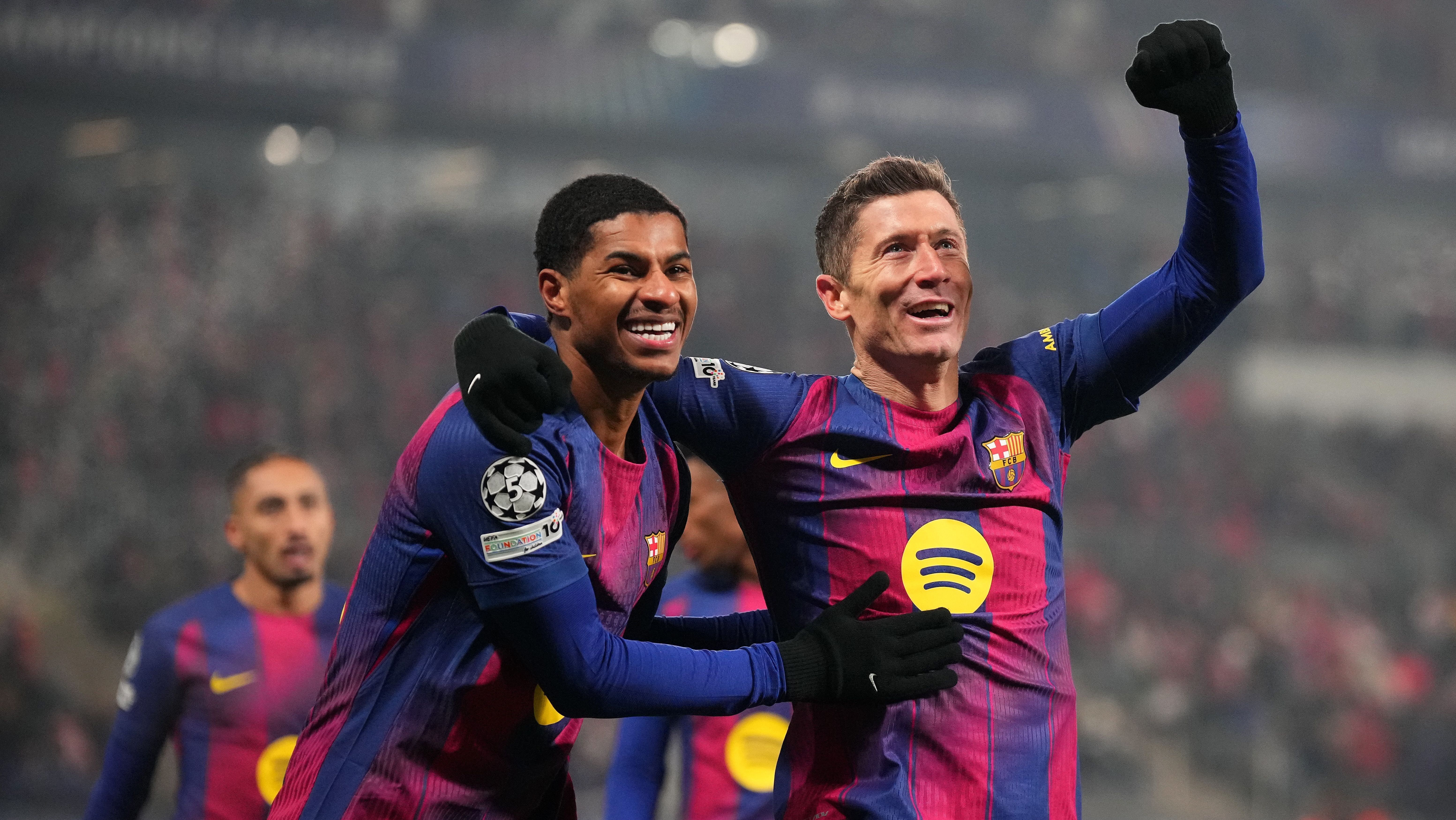 Robert Lewandowski e Rashford comemoram gol do Barcelona contra o Sparta Praga