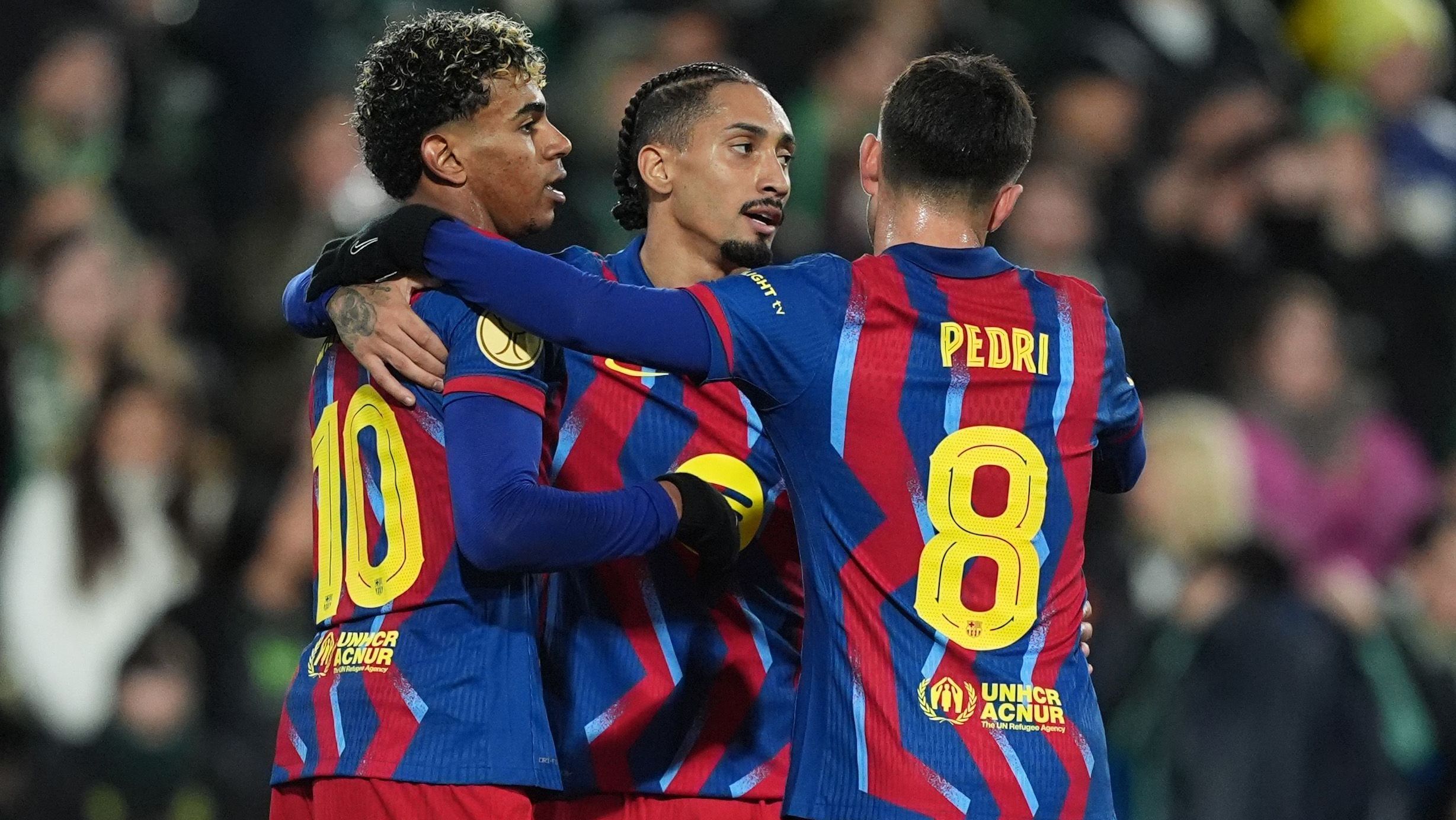Yamal, Raphinha e Pedri comemoram o segundo gol do Barcelona sobre o Racing Santander
