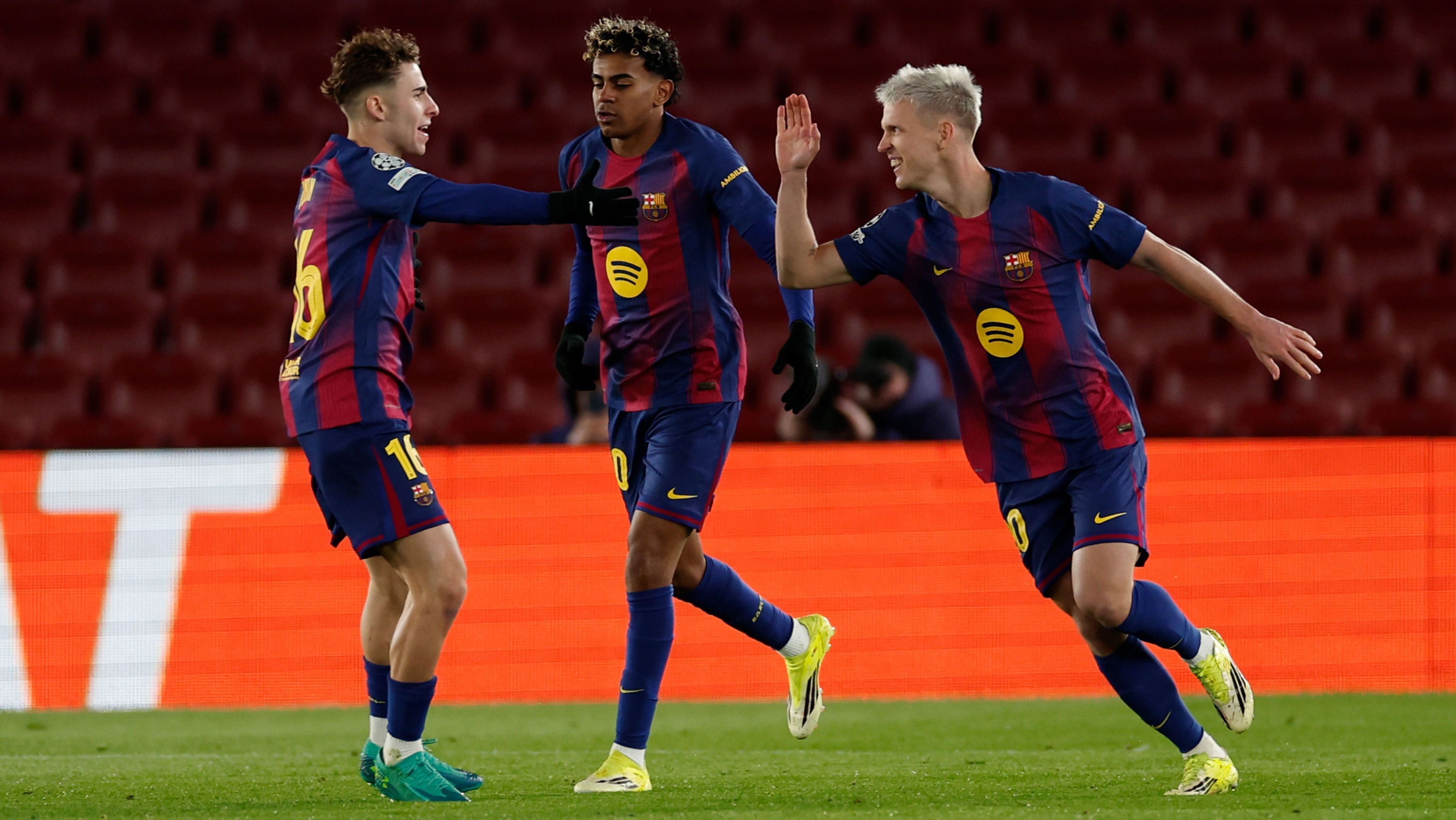 Fermin Lopez, Lamine Yamal e Dani Olmo comemoram gol do Barcelona na Champions League