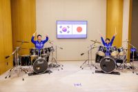 Líderes de Japão e Coreia do Sul tocam bateria em meio a reuniões