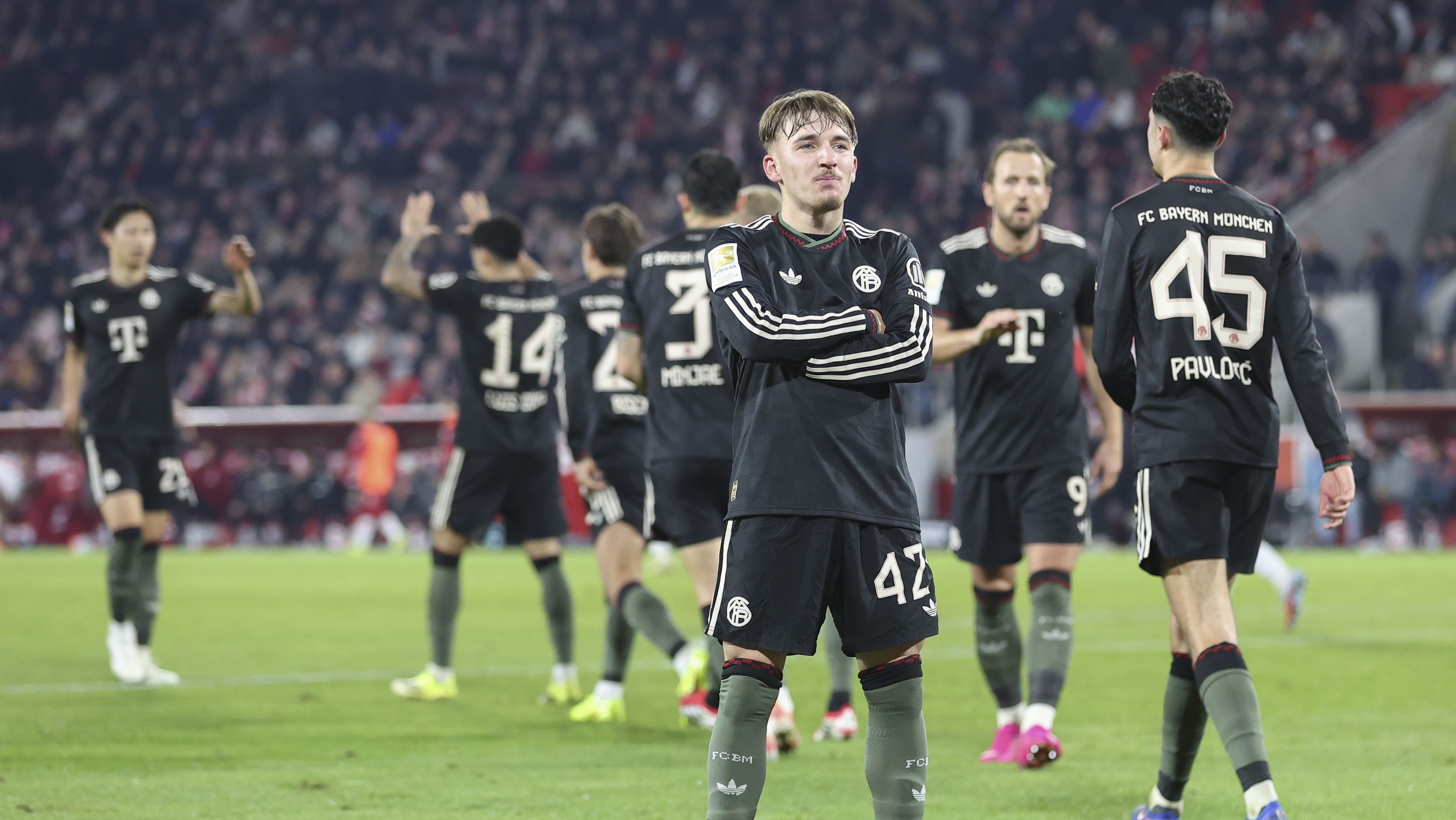 Lennart Karl comemora gol do Bayern contra o Colônia