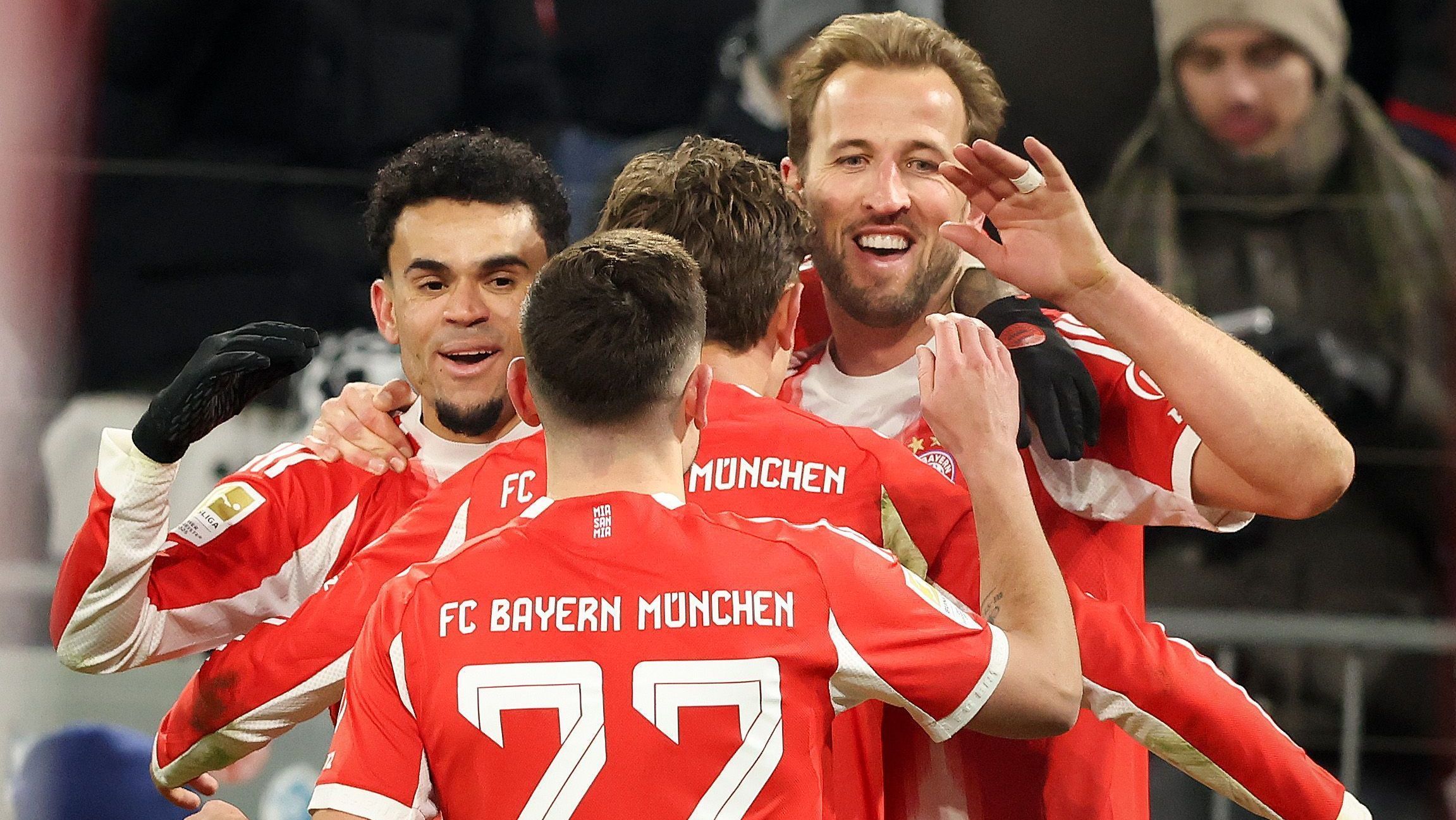 Jogadores do Bayern comemoram gol em goleada contra o Wolfsburg