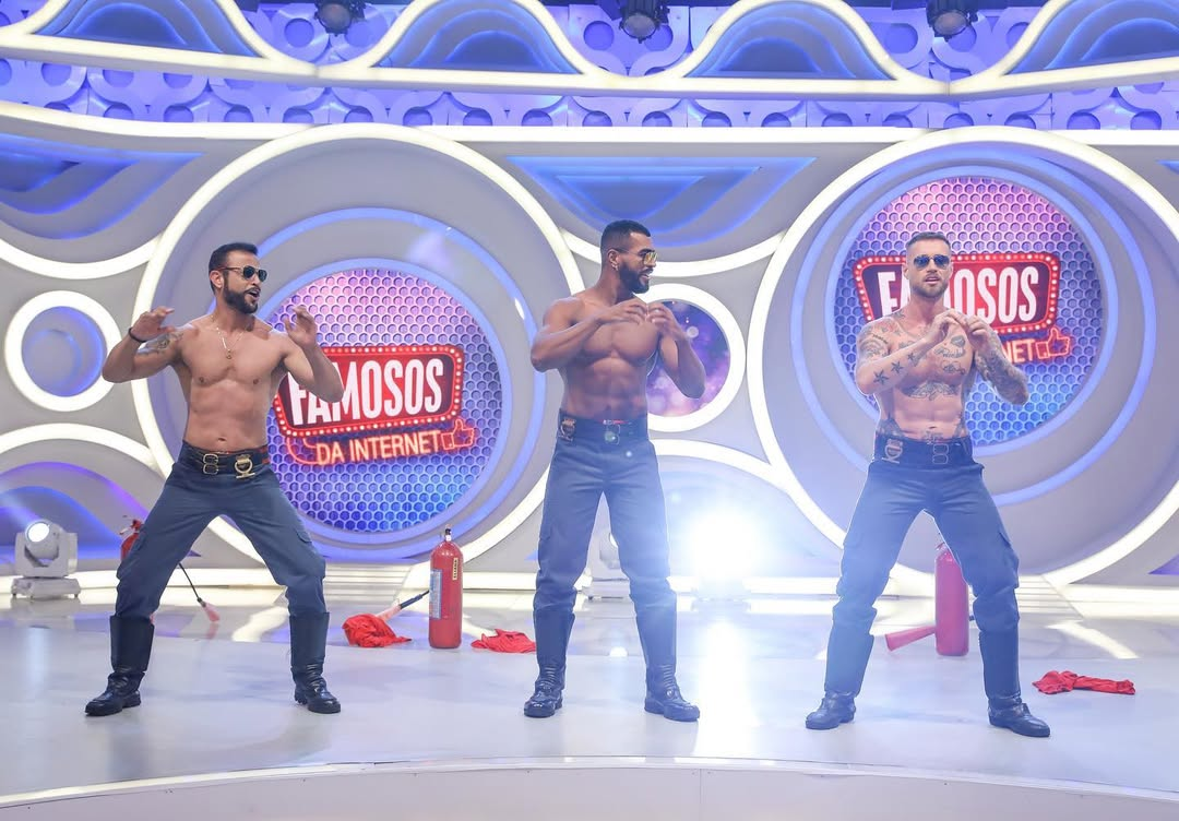 Rick Moreno, Ricardo Negro e Yuri Bonotto como bombeiros no programa "Eliana", em 2023 • Divulgação