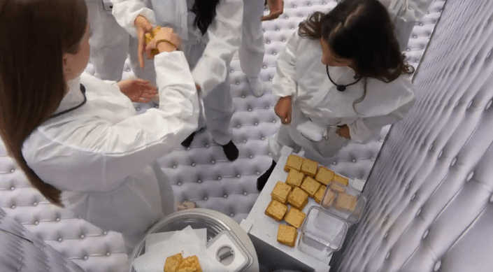 Candidatos a entrar no BBB precisam fracionar bolachas cream cracker e água • Reprodução/Globoplay