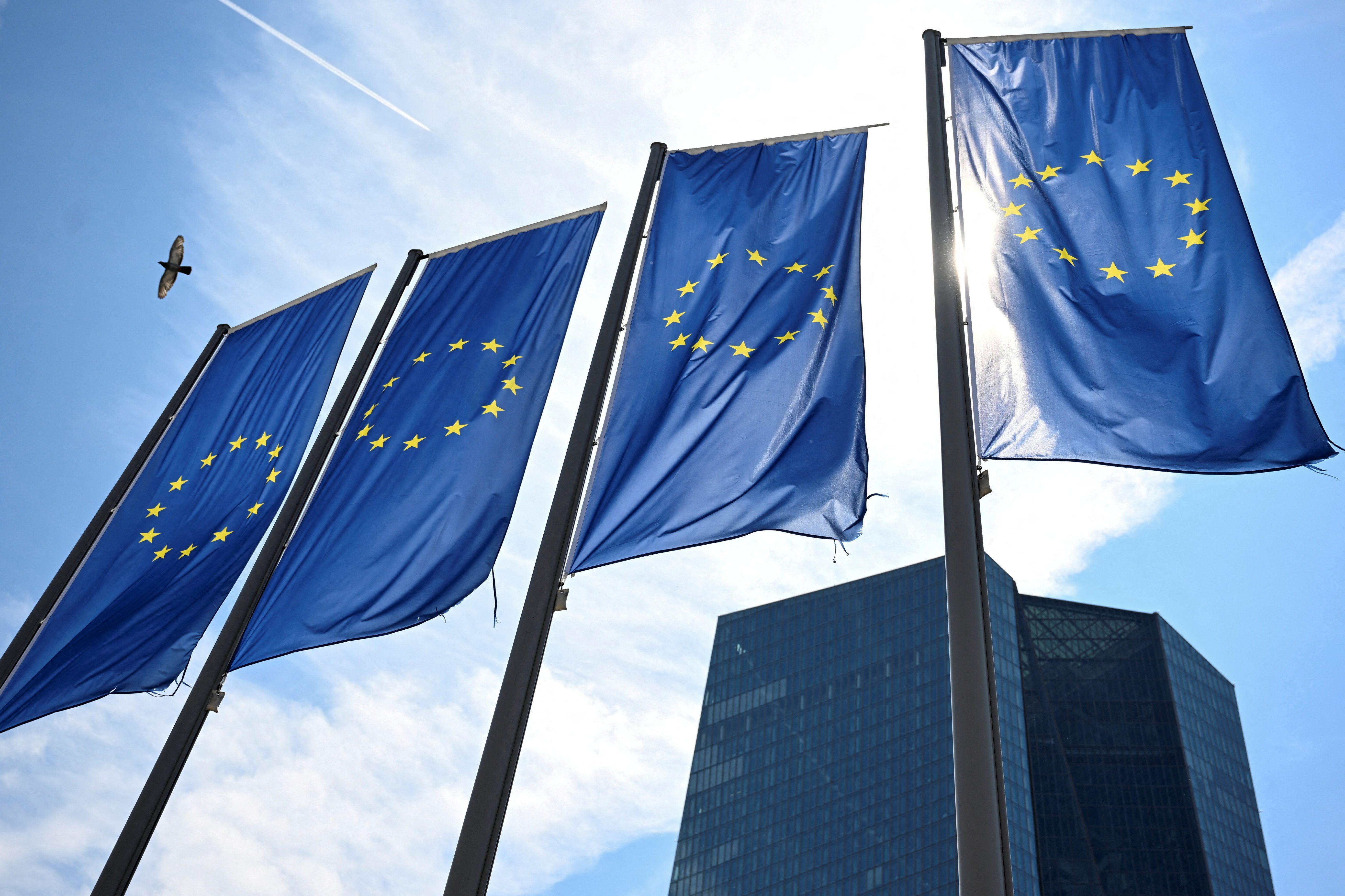 Bandeiras da UE em frente à sede do Banco Central Europeu em Frankfurt, Alemanha