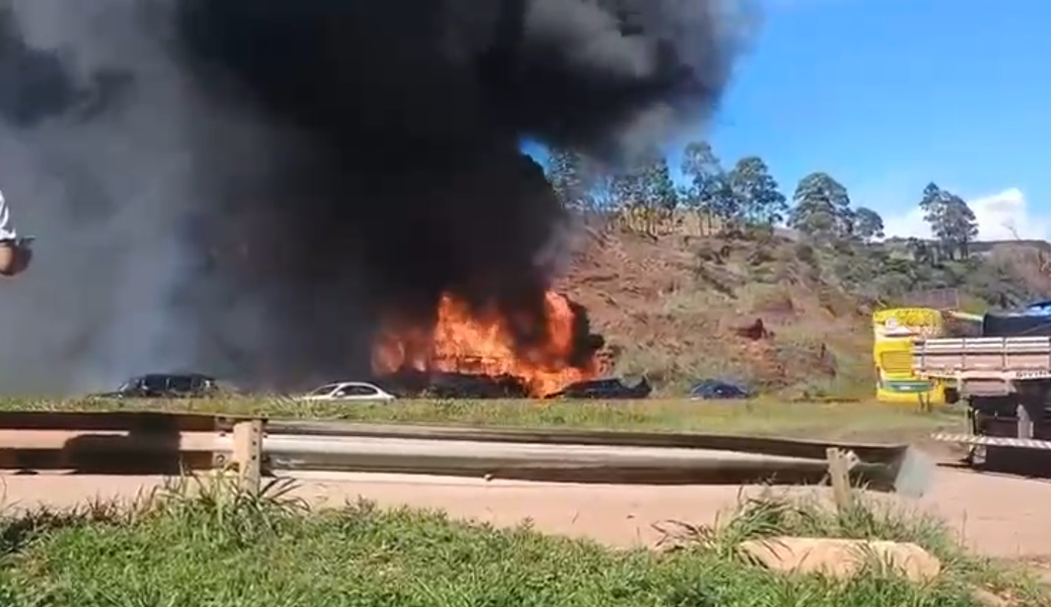 Ônibus em chamas na Fernão Dias em Minas Gerais