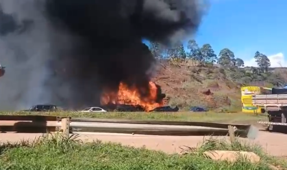 Ônibus que pegou fogo na Fernão Dias era clandestino, diz ANTT