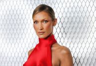 "Todo mundo foi muito acolhedor", diz Bella Hadid sobre estreia como atriz