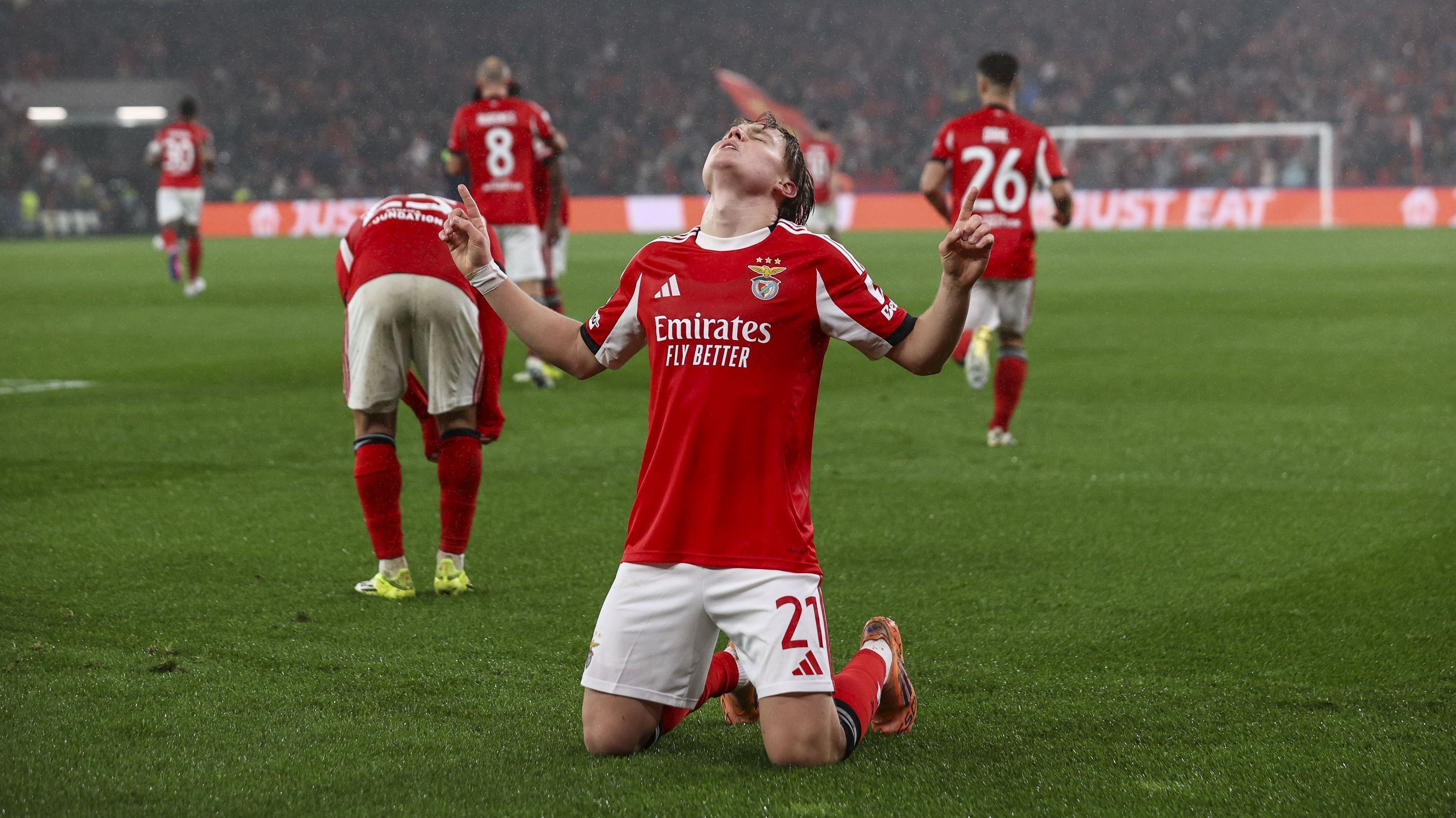Andreas Schjelderup comemora um de seus gols contra o Real Madrid na Champions League