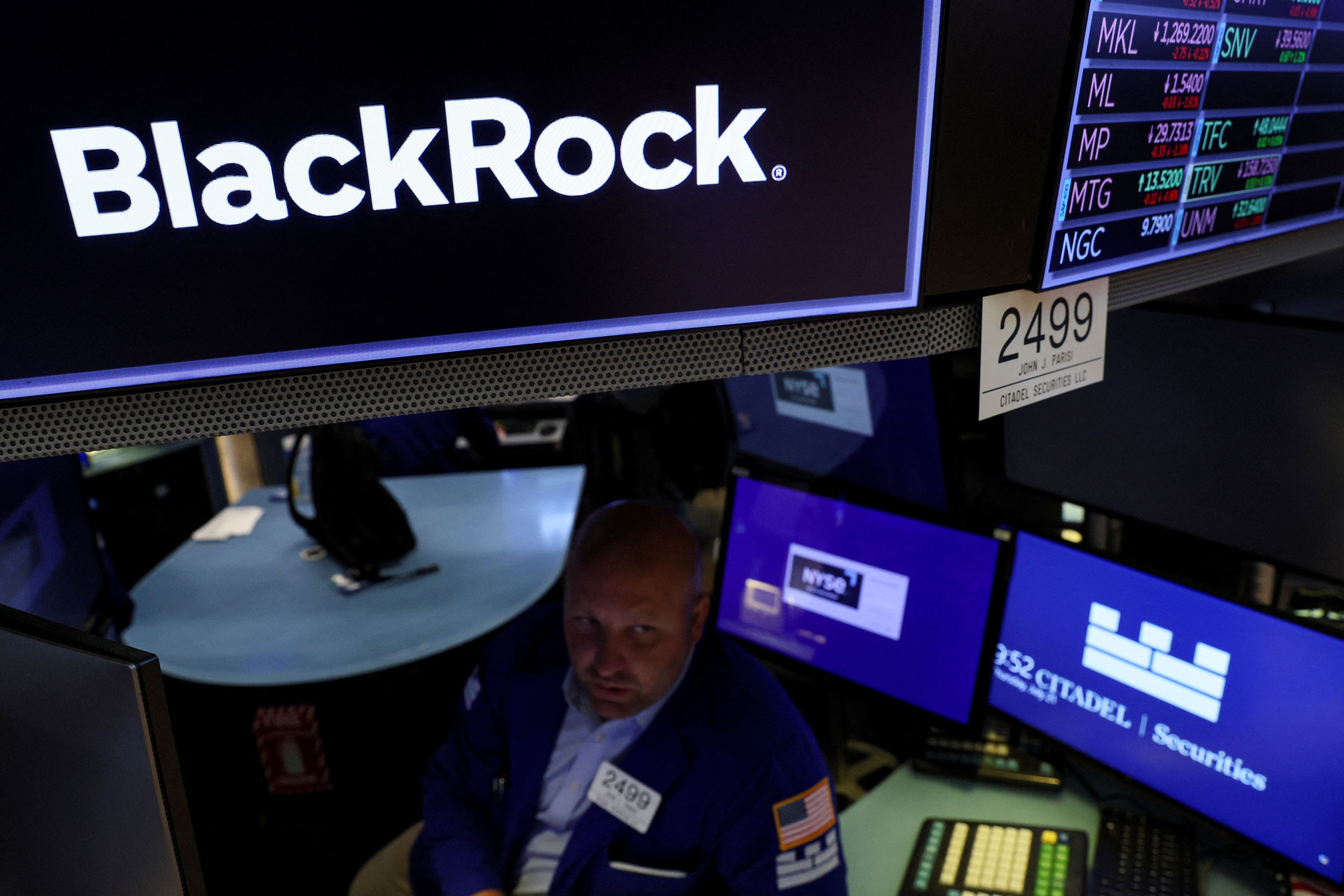 Um operador trabalhando no posto onde a BlackRock é negociada no pregão da Bolsa de Valores de Nova York em julho de 2022.