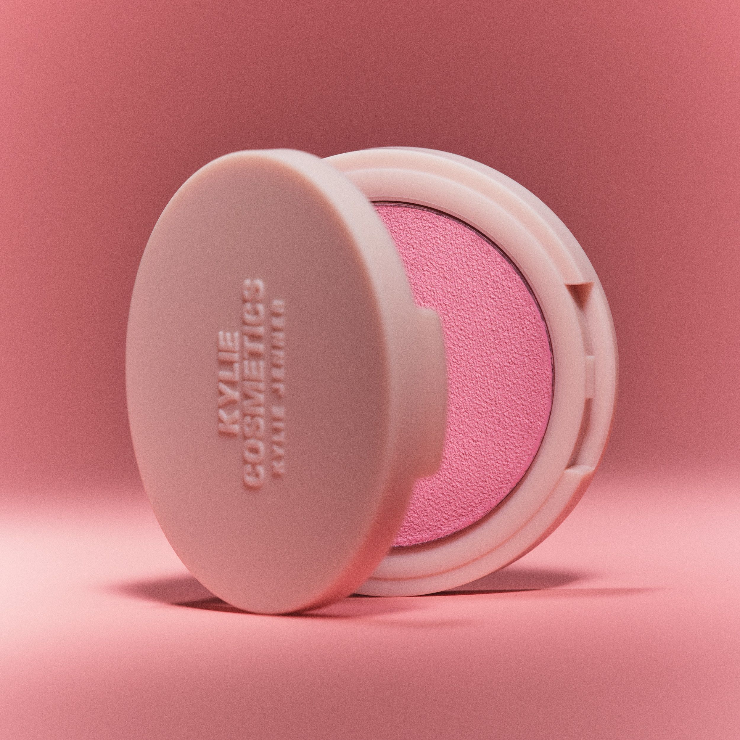 Kylie Jenner lança blush em pó e creme ao mesmo tempo • Divulgação