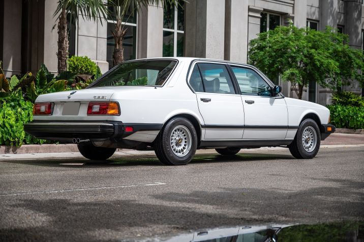 BMW 733i: primeira geração do sedã grande de luxo • Reprodução