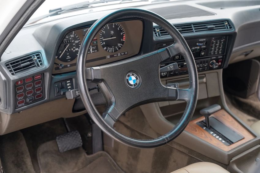 “Stranger Things”: BMW Série 7 é destaque entre os carros da série 2 BMW 733i: primeira geração do sedã grande de luxo • Reprodução