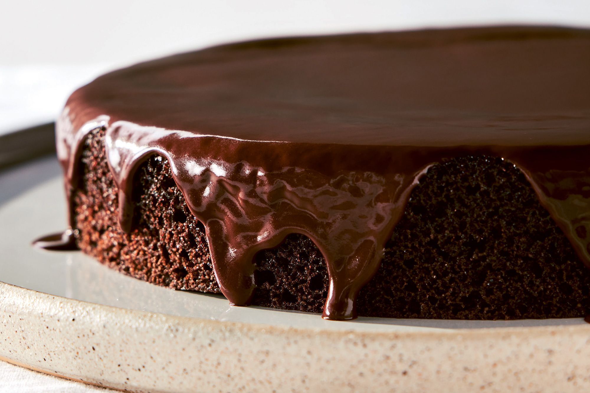 A receita do Bolo de Chocolate para o Dia a Dia está presente no primeiro livro de receitas da autora Rachel Riggs