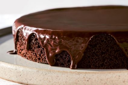 A receita do Bolo de Chocolate para o Dia a Dia está presente no primeiro livro de receitas da autora Rachel Riggs