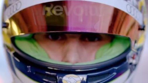 Gabriel Bortoleto apresenta capacete para a temporada 2026