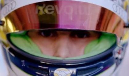 Gabriel Bortoleto apresenta capacete para a temporada 2026