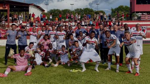 Elenco do Botafogo-SP comemora a classificação para a terceira fase da Copinha após vitória sobre o Vasco