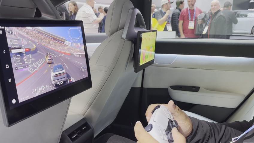 Parte traseira do carro da Sony Honda Mobility que possui televisão com jogo de videogame • Gabriel Monteiro/CNN