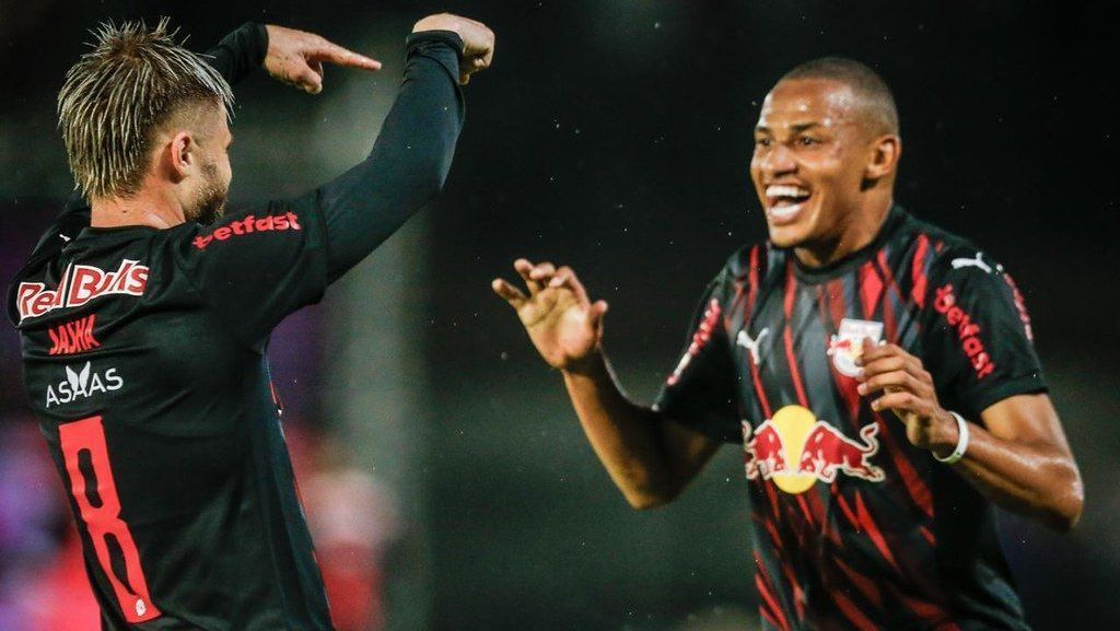 Eduardo Sasha e Jhon Jhon celebram um dos gols do Red Bull Bragantino sobre o Corinthians